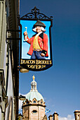 Vereinigtes Königreich, Schottland, Edinburgh, Schild für Deacon Brodie's Tavern auf der Royal Mile