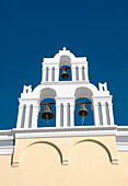 Griechenland, Santorin, Firostefani, Architektonisches Detail der Glocken einer griechisch-orthodoxen Kirche.