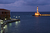 Griechenland, Kreta, Venezianischer Hafen und Leuchtturm aus dem 16. Jahrhundert, Abendliche Reflektionen auf dem Wasser.