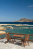 Griechenland, Kykladen, Insel Milos, Dorf Polonia, Ein Tisch mit Blick auf die Bucht.