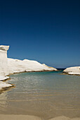 Griechenland, Kykladen, Insel Milos, Vulkanische Formationen prägen den Sarakiniko-Strand.