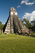 Guatemala, Peten, Tikal-Nationalpark, Jaguar-Tempel auf dem großen Platz.