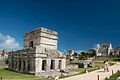 Mexiko, Quintana Roo, Tulum, die Maya-Ruinen von Tulum, Templo de las Pinturas (Tempel der Bilder), El Castillo (die Burg) im Hintergrund (rechts), Tourist bei der Besichtigung der Ruinen
