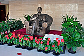 Skulptur eines auf einem Stuhl sitzenden Mannes im Opernhaus; Peking China