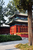 Ein rotes traditionelles chinesisches Gebäude; Peking China