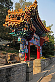 Ein farbenfrohes, verziertes Tor; Peking China