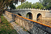 Eine Promenade und Brücke entlang des Wassers; Beijing China