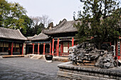 Ein Innenhof und Gebäude mit traditioneller chinesischer Architektur; Peking China