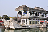 Ein Gebäude am Wasser auf einem Boot gebaut; Beijing China