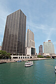Gebäude entlang des Ufers; Chicago Illinois Vereinigte Staaten Von Amerika