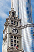 Ein Uhrenturm mit der amerikanischen Flagge neben einem Wolkenkratzer; Chicago Illinois Vereinigte Staaten Von Amerika