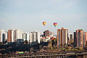 Bunte Heißluftballons am Himmel über den Häusern; Edmonton Alberta Kanada