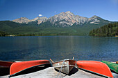 Kanus auf einem hölzernen Dock auf dem Pyramid Lake; Alberta Kanada
