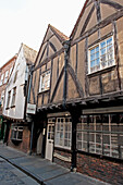 Gebäude mit Gitterstäben an den Fenstern zur Sicherheit; York England