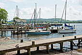Boote beim Anlegen im Hafen; England