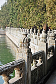 Dekorative Baluster an einem Geländer entlang der Wasserkante; Beijing China