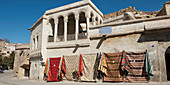 Stoff hängt vor einem Gebäude auf; Mustafapasa Nevsehir Türkei