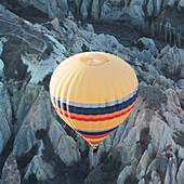 Hochformatige Ansicht eines Heißluftballons im Flug; Goreme Nevsehir Türkei