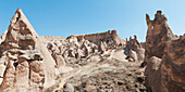 Trockene Landschaft mit Felsformationen; Aktepe Nevsehir Türkei
