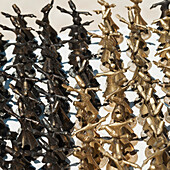Kleine tanzende Figurinen aus Gold und schwarzem Metall; Nevsehir Türkei