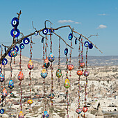 Buntes Kunsthandwerk aufgehängt; Nevsehir Türkei