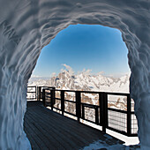 Ein Tunnel durch einen Schneehaufen auf einem Gehweg; Chamonix-Mont-Blanc Rhone-Alpes Frankreich