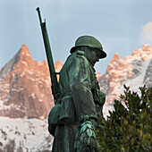 Statue eines Kriegssoldaten mit den französischen Alpen im Hintergrund; Chamonix-Mont-Blanc Rhone-Alpes Frankreich