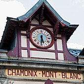 Eine Uhr an einem Gebäude; Chamonix-Mont-Blanc Rhone-Alpes Frankreich