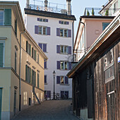 Bunte Gebäude auf einer schmalen Straße; Zürich Schweiz