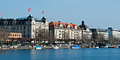 Boote und Gebäude an der Uferpromenade; Zürich Schweiz