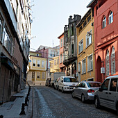 Bunte Gebäude und geparkte Autos entlang einer Straße; Istanbul Türkei