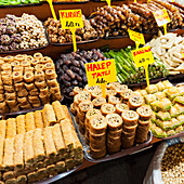 Lebensmittel auf Tabletts zum Verkauf auf dem Großen Basar; Istanbul Türkei