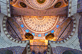 Blick von unten auf die verzierte Decke der Moschee des Sultans von Valide; Istanbul, Türkei