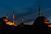 Rustem-Pascha-Moschee und Suleymaniye-Moschee bei Nacht beleuchtet; Istanbul Türkei