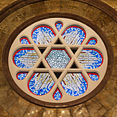 Rundes florales Glasfenster in der Neve Salom Synagoge; Istanbul Türkei