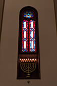 Buntglasfenster und beleuchtete Menora in der Neve Salom Synagoge; Istanbul Türkei