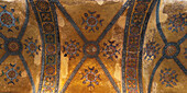 Verschnörkelte Decke in der Hagia Sophia; Istanbul Türkei