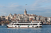 Schiff in der Bosporusstraße; Istanbul Türkei