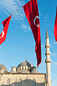 Fahnen vor der Neuen Moschee; Istanbul Türkei
