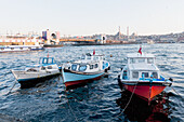 Boote, die am Ufer des Bosporus festgemacht sind; Istanbul Türkei