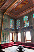 Verziertes Design an den Wänden und der Decke des Topkapi Palastes; Istanbul Türkei