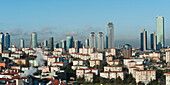 Stadtbild mit Wohngebäuden und Wolkenkratzern vor blauem Himmel; Istanbul Türkei