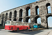 Busse fahren durch das Valens Aquädukt; Istanbul Türkei