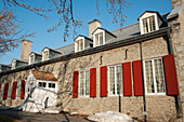 Ein Gebäude mit roten Fensterläden an den Fenstern; Montreal Quebec Kanada