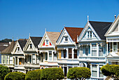 San Francisco's Painted Ladies Eine Reihe von bunten viktorianischen Häusern; San Francisco Kalifornien Vereinigte Staaten Von Amerika