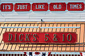 Ein Schild auf einem Gebäude für Dick's 5 & 10; Branson Missouri Vereinigte Staaten Von Amerika