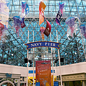 Ein Schild für den Navy Pier mit Banner über dem Kopf; Chicago Illinois Vereinigte Staaten Von Amerika