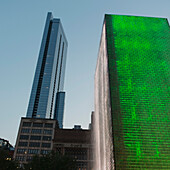 Low Angle View Of Skyscrapers One Illuminated In Green And White; Chicago Illinois Vereinigte Staaten Von Amerika