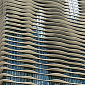 Gebogene Leisten an der Fassade eines Gebäudes; Chicago Illinois Vereinigte Staaten Von Amerika