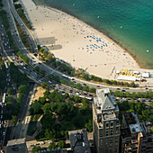 High Angle View Of The Beach Along Lake Michigan Along The Road; Chicago Illinois Vereinigte Staaten Von Amerika